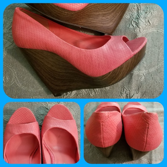 Jessica Simpson Shoes - Jessica S | 💕2/$20 Coral Snakeskin Wedges